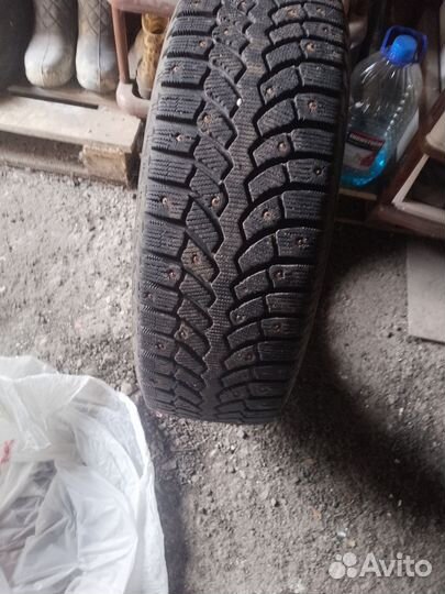 Bridgestone Blizzak Spike-01 215/65 R16