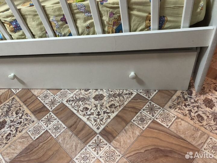 Детская кроватка с маятником и ящиком