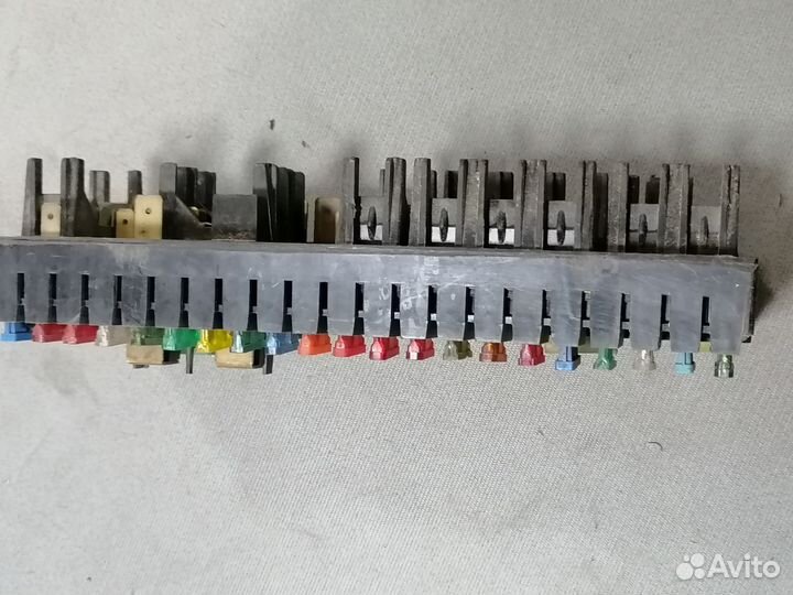 Блок предохранителей Audi 80/90/100 (B3) 1986-1991