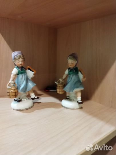 Статуэтки девочки с учебниками фарфор Германия