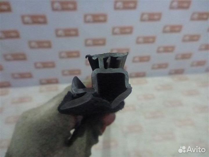 Уплотнитель стекла двери бархотка передний правый