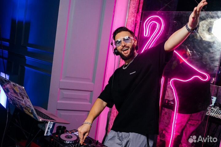 Диджей со своей аппаратурой, самой мощной в городе