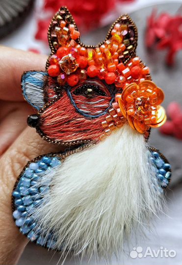 Брошь из бисера Лиса в очках ручной работы