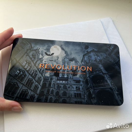 Палетка теней makeup revolution