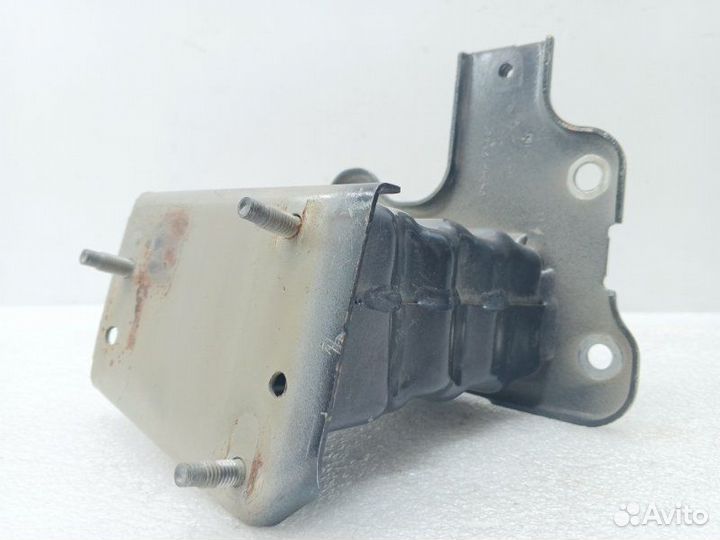 Кронштейн усилителя бампера передний правый Nissan