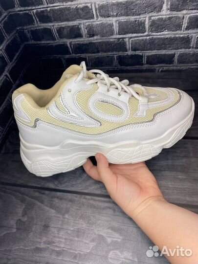 Кроссовки женские