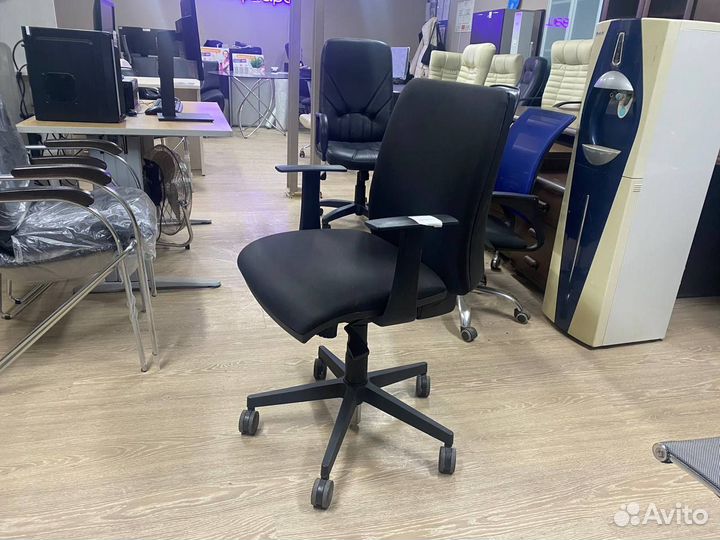 Кресло компьютерное в офис