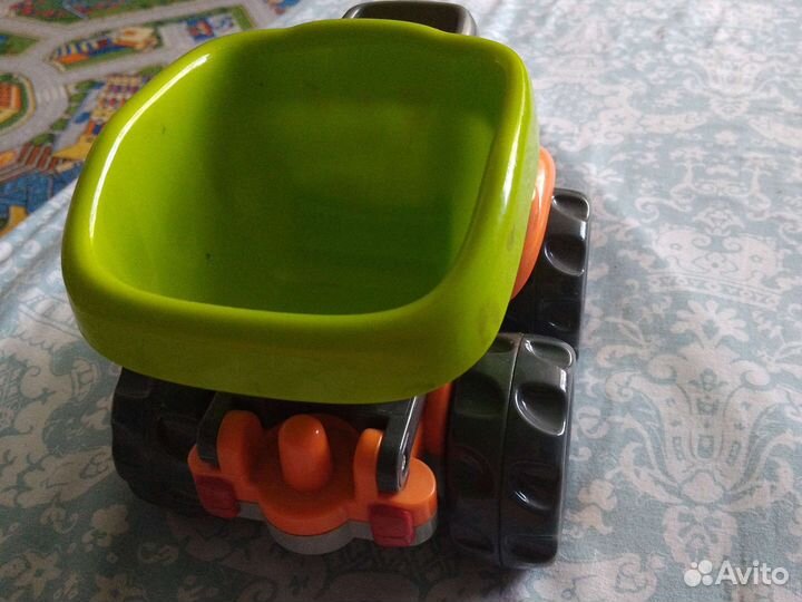 Игрушечный грузовик