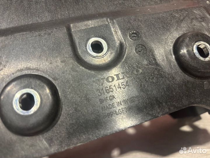 Полка аккумулятора Volvo V90 PZ 2.0D D4204T23 2018