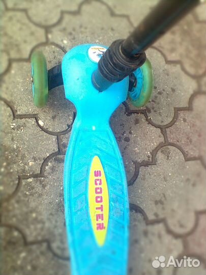 Самокат трёхколёсный