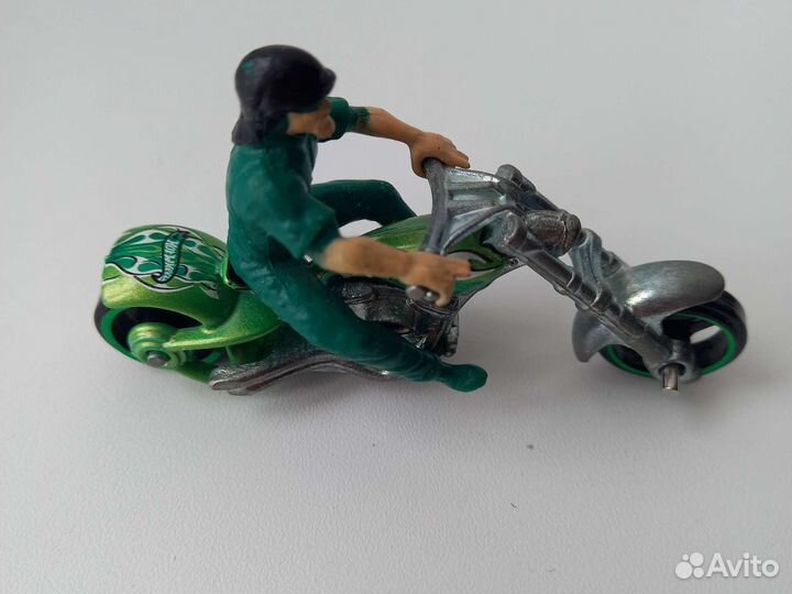 Железный мотоцикл (модель) с гонщиком. Сингапур