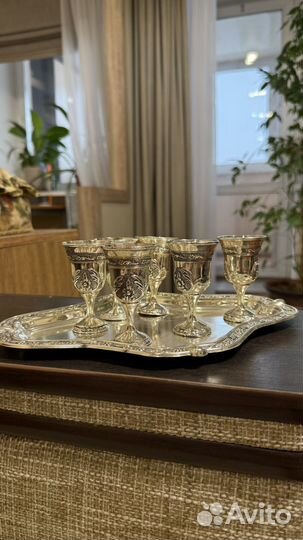 Подносс рюмками