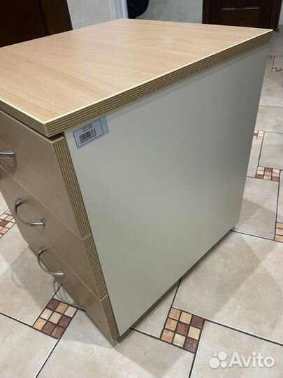 Тумбочка на колесиках