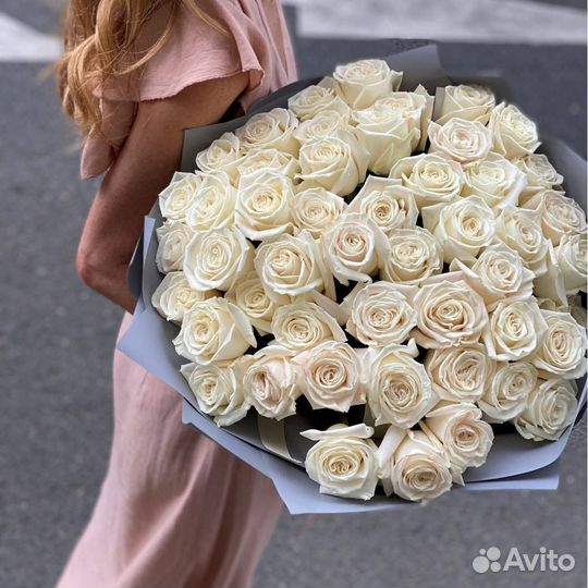 Букет из белых пион овидных роз