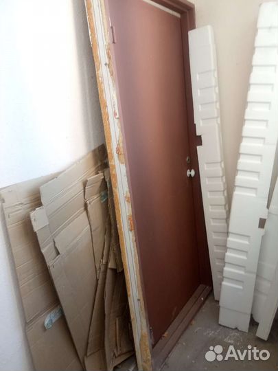 Дверь входная деревянная с коробкой