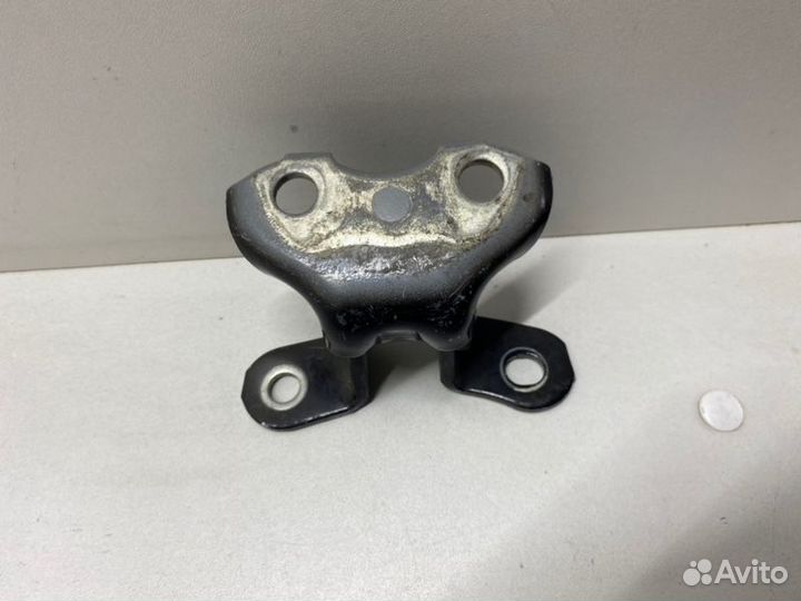 Петля двери нижняя передняя правая Toyota Land