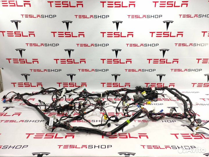 Электропроводка приборной панели кузова Tesla
