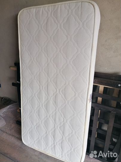 Детская кроватка с маятником и матрасиком