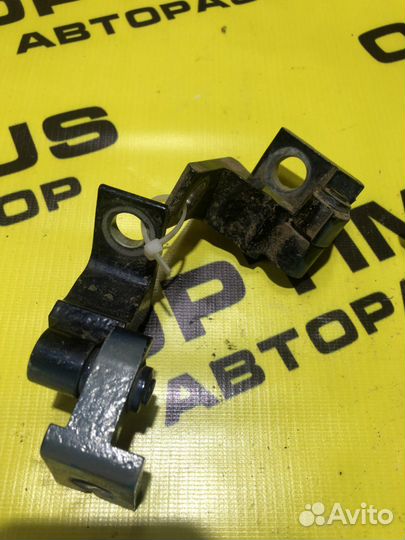 Петля двери Volkswagen Polo