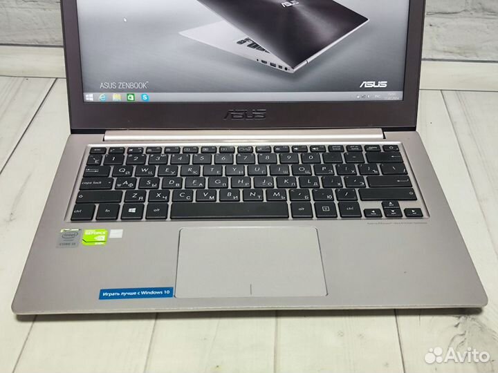 Asus zenbook 13.3FullHD/i5-5200u/Geforce 940mx/8Gb