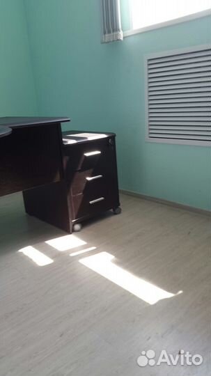 Мебель (стол, тумбы) офисная