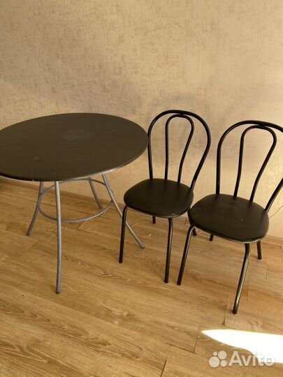 Стол и стулья