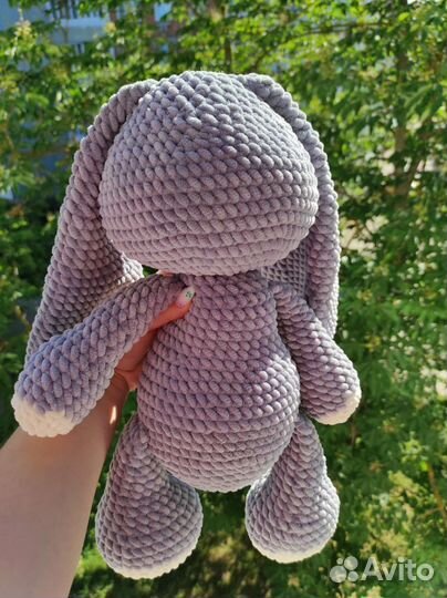 Большой плюшевый заяц