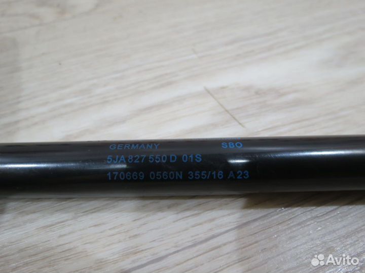 Амортизатор крышки багажника Skoda Rapid