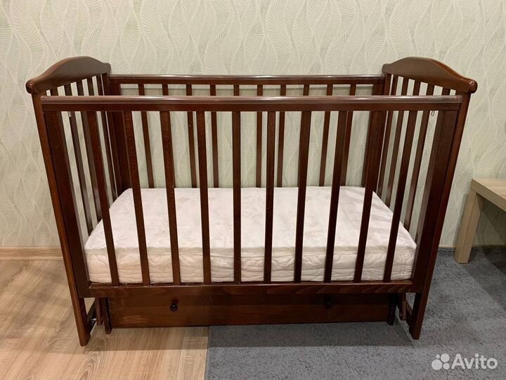 Детская кровать, матрас, мобиль