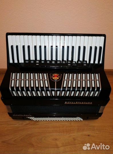 Аккордеон Weltmeister Royal Standard Montafana 70s