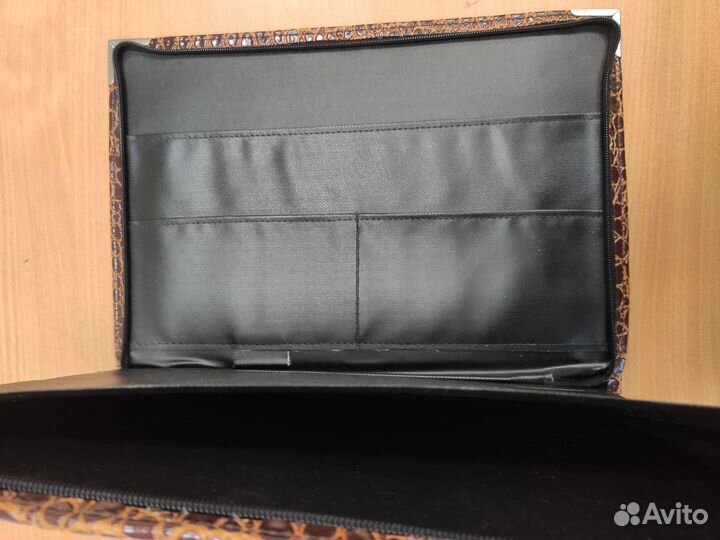 Батина папка на молнии из крокодила Гены