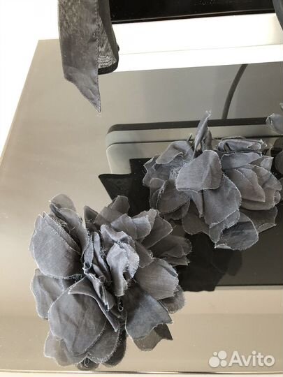 Шелковая лента, отрез натур шелка и 4 «розочки»