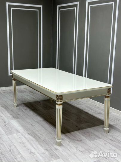 Кухонный стол и стулья новые