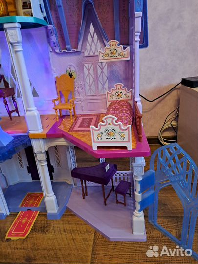 Большой кукольный домик с мебелью
