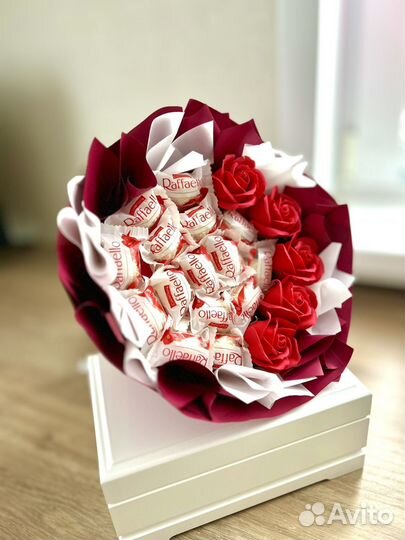 Съедобный Букет для дам из Raffaello и мыльных роз
