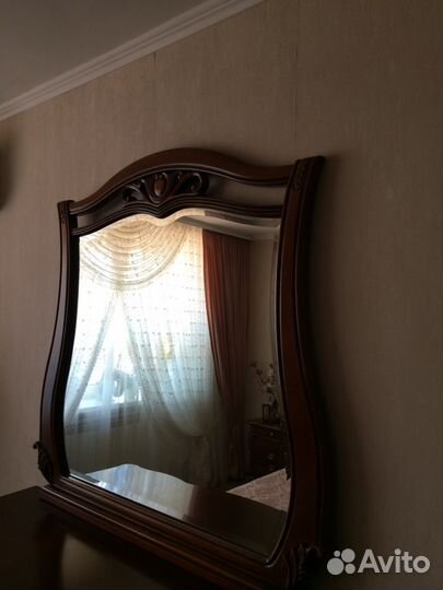 Зеркало в деревянной раме