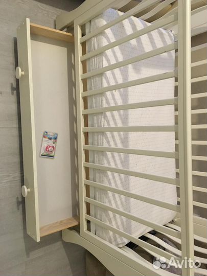 Детская кроватка с маятником