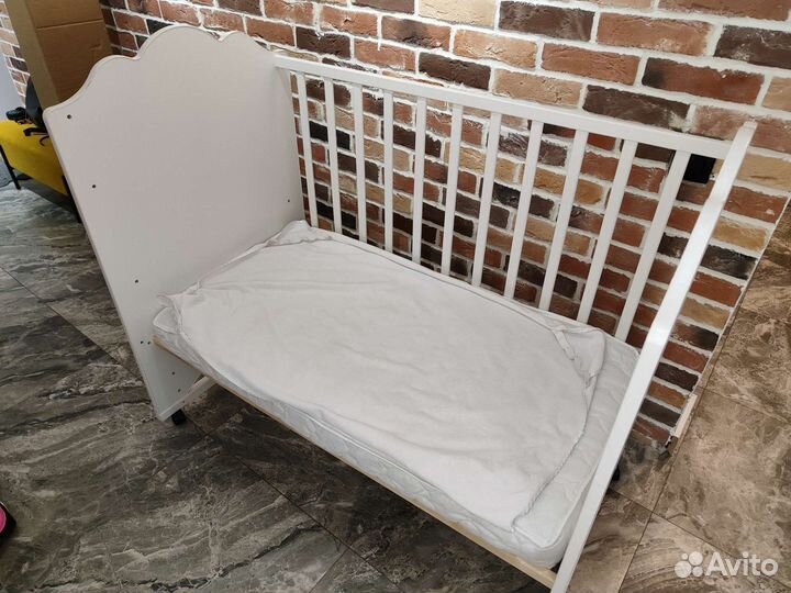 Детская кровать с матрасом и наматрасником