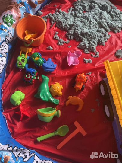 Космический песок и игрушки