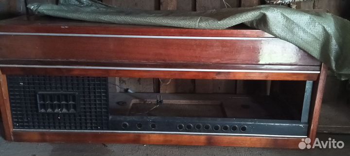 Корпус и задняя стенка радиолы 