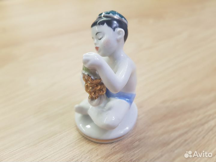 Фарфоровые фигурки лфз мальчик с виноградом