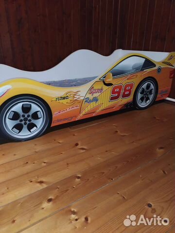 Детская кровать-машинка