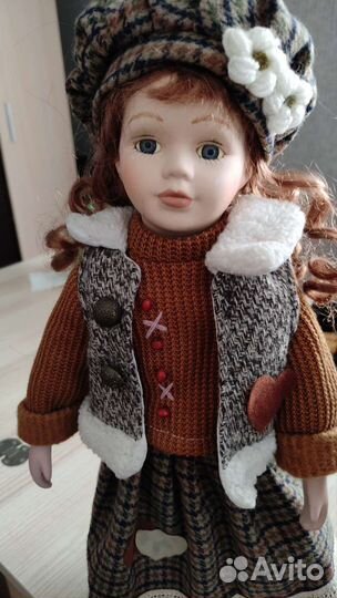 Кукла фарфоровая