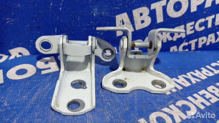 Петля двери Toyota Rav4 кроссовер 2010