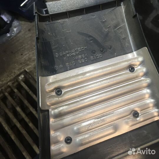 Обшивка стойки центральная нижняя Mercedes W210