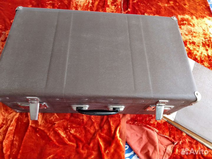 Винтажный чемодан