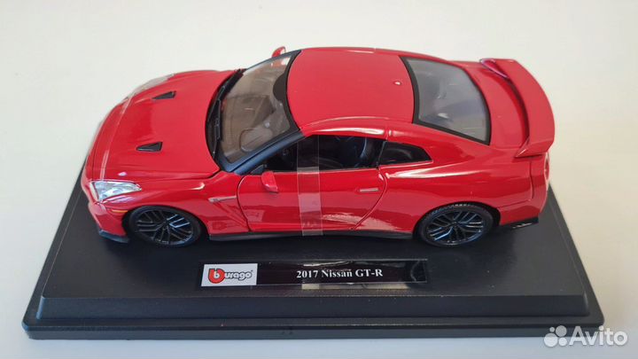 Модель автомобиля Burago Nissan GT-R, 2017