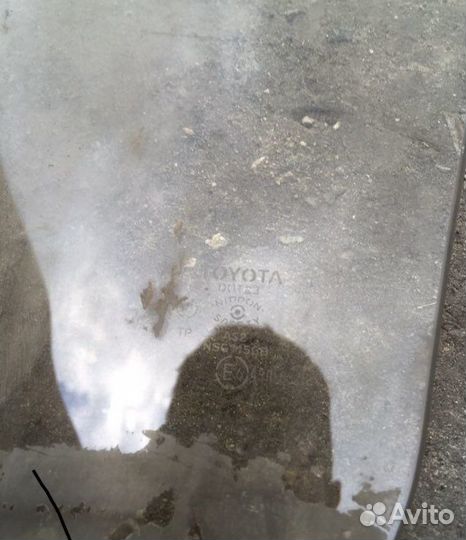 Правое стекло Toyota Mark 2