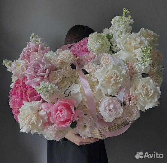 Корзина нежных цветов на выписку