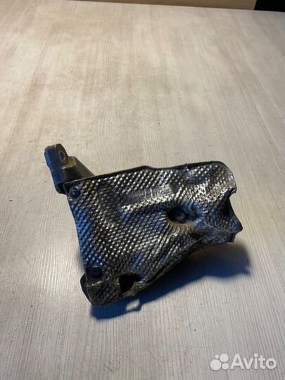 Кронштейн двигателя правый Audi A4 B7 ALT